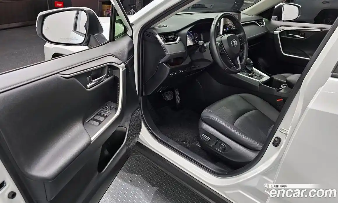 Toyota RAV4 2023 2.5 гидро в Москве № 170227, фото 11