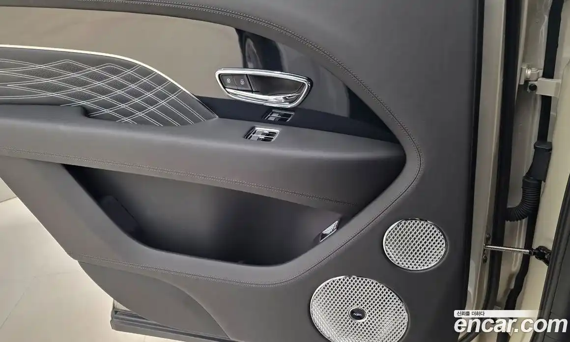 Bentley Bentayga 2025 4.0 гидро в Москве № 366415, фото 7