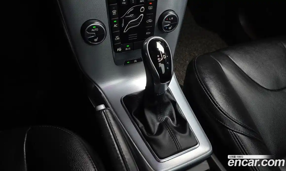 Volvo V40 2018 2.0 гидро в Москве № 190779, фото 9