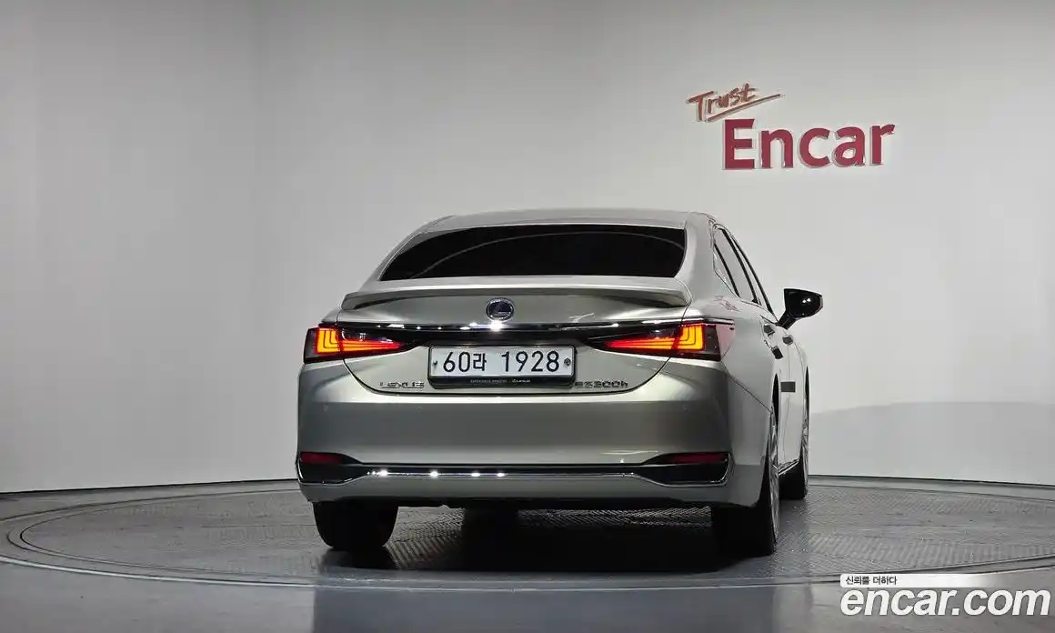 Lexus ES 2019 2.5 гидро в Москве № 232011, фото 4