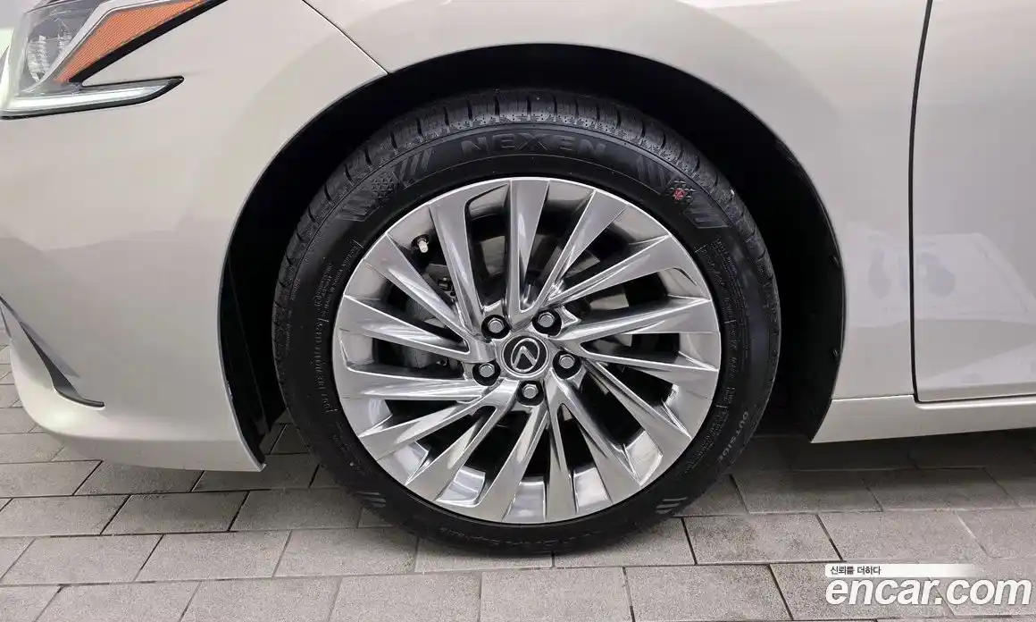 Lexus ES 2019 2.5 гидро в Москве № 232011, фото 5