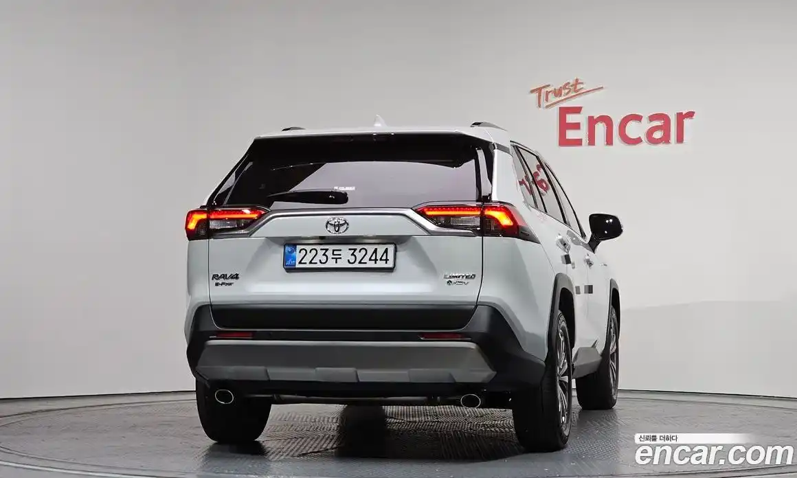 Toyota RAV4 2025 2.5 гидро в Москве № 232815, фото 4