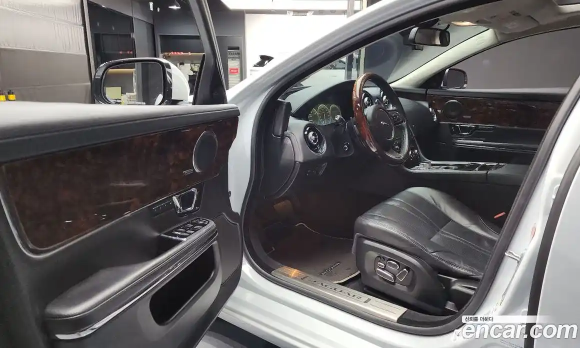 Jaguar XJ 2015 3.0 гидро в Москве № 256071, фото 10