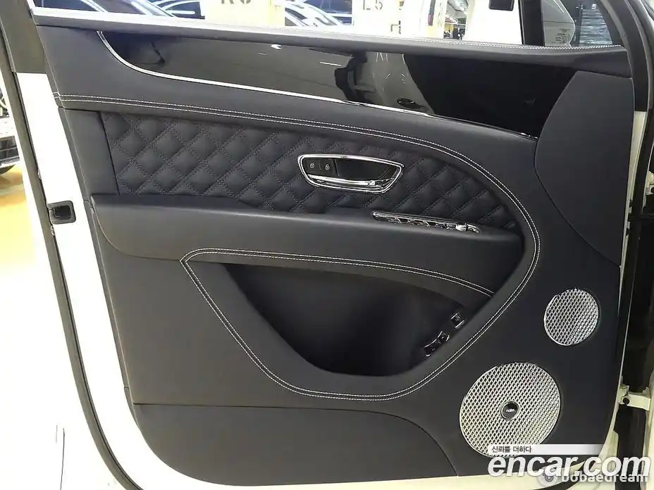 Bentley Bentayga 2021 4.0 гидро в Москве № 366526, фото 11