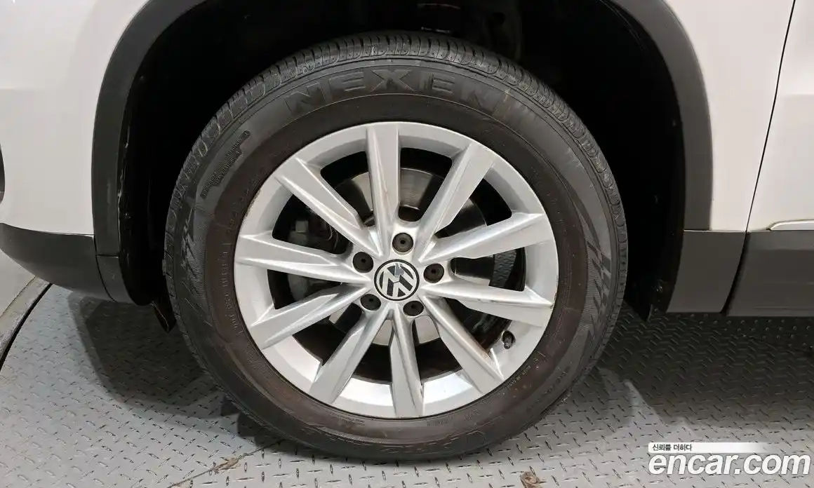Volkswagen Tiguan 2012 2.0 гидро в Москве № 896161, фото 5