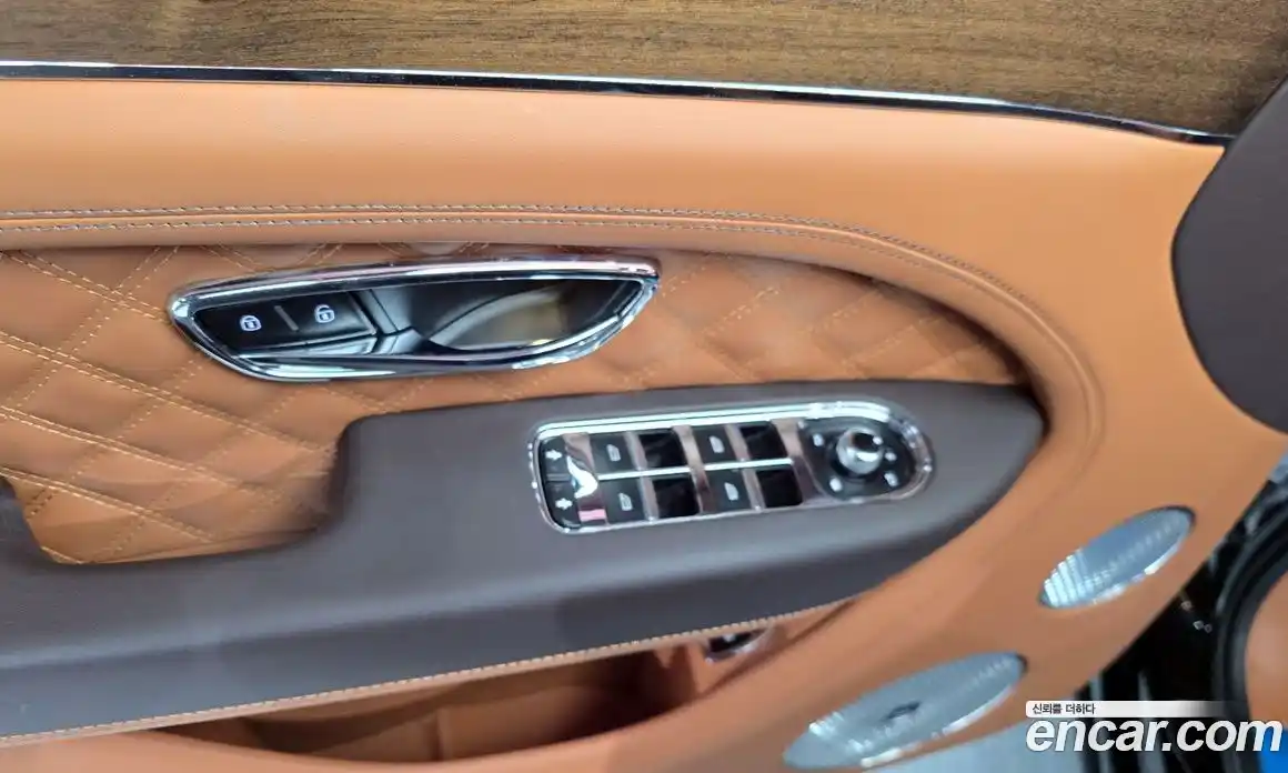 Bentley Bentayga 2023 4.0 гидро в Москве № 418260, фото 14