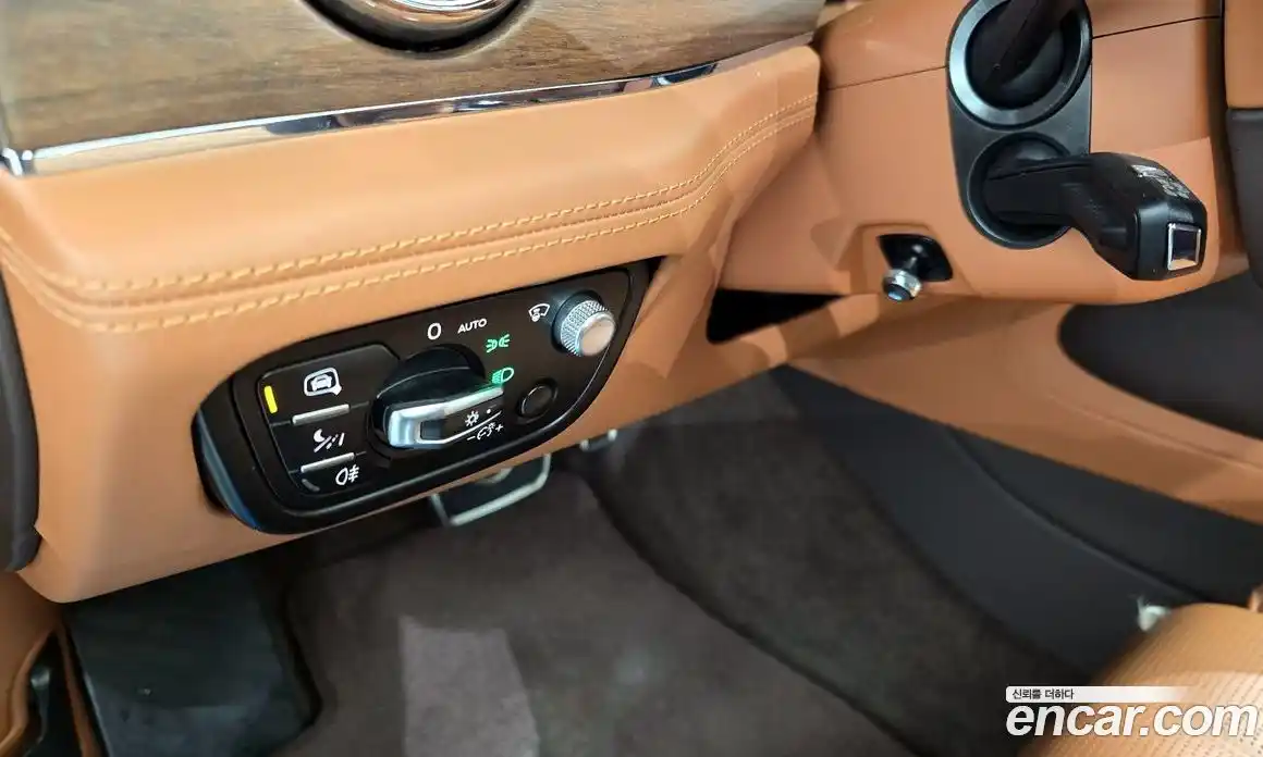 Bentley Bentayga 2023 4.0 гидро в Москве № 418260, фото 15