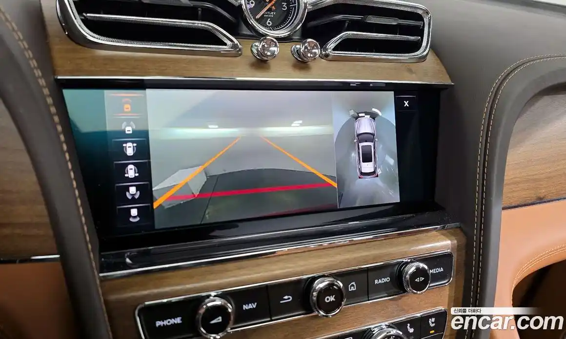 Bentley Bentayga 2023 4.0 гидро в Москве № 418260, фото 17