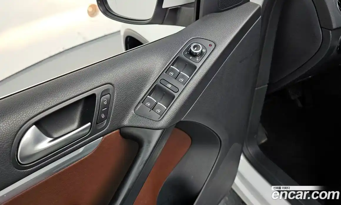 Volkswagen Tiguan 2015 2.0 гидро в Москве № 976188, фото 13