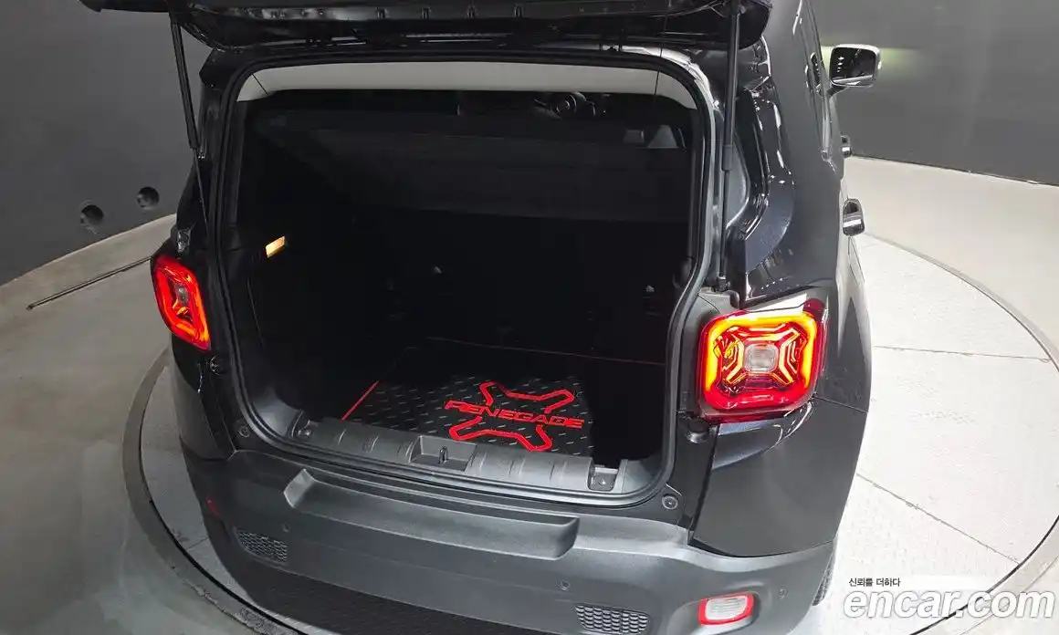 Jeep Renegade 2020 1.6 гидро в Москве № 1014889, фото 20