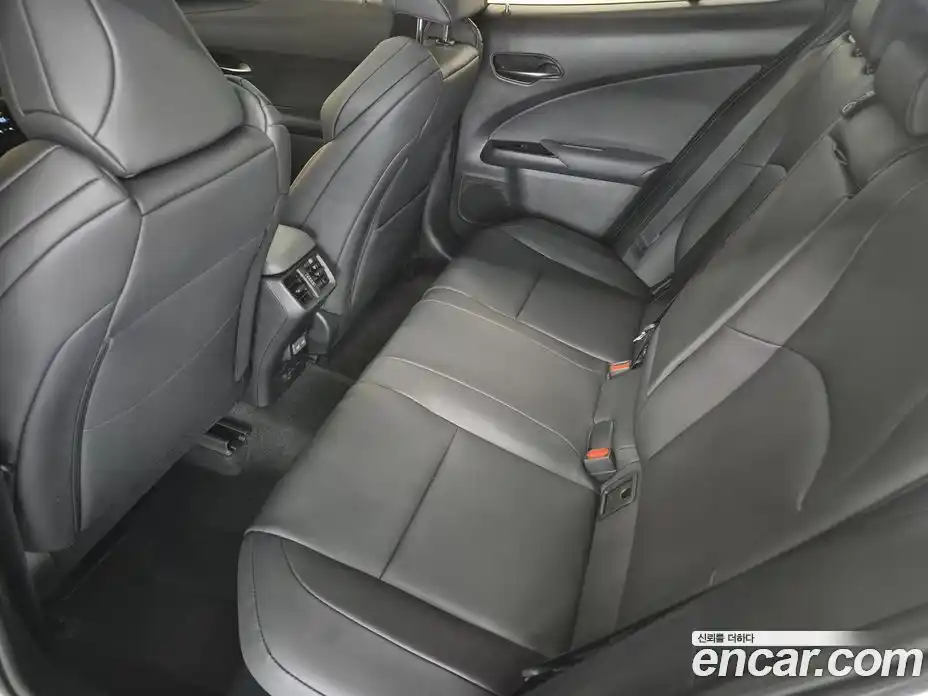 Lexus UX 2024 2.0 вариатор в Москве № 214756, фото 11