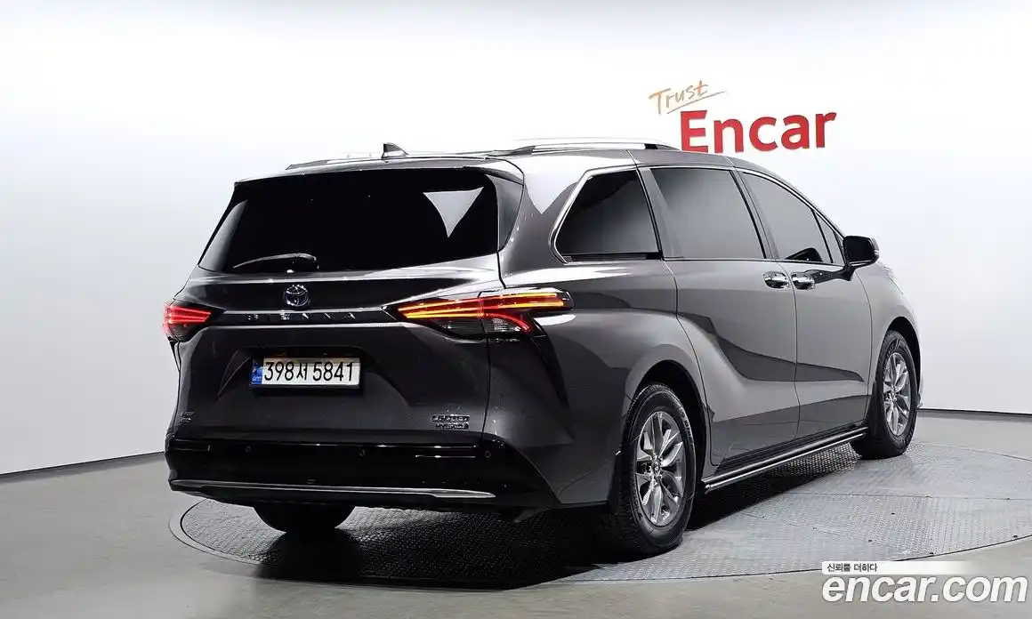 Toyota Sienna 2023 2.5 гидро в Москве № 199624, фото 2