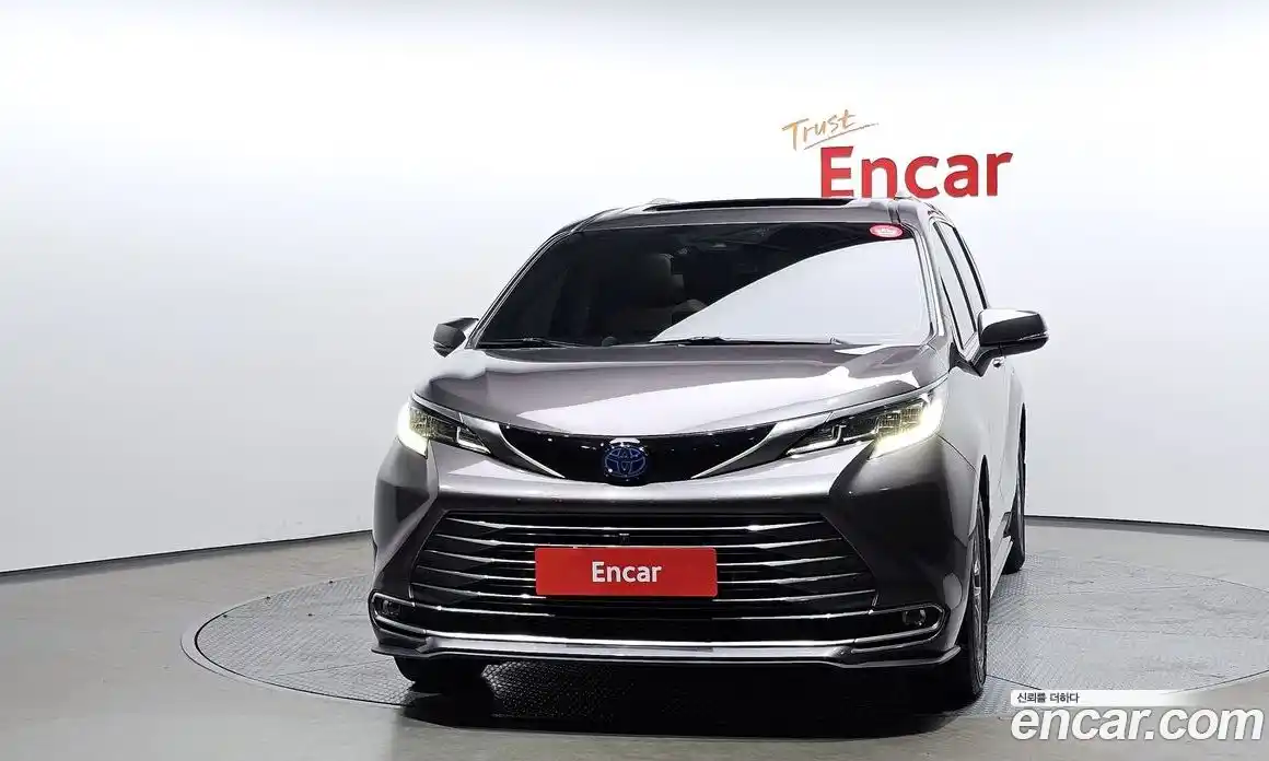 Toyota Sienna 2023 2.5 гидро в Москве № 199624, фото 3