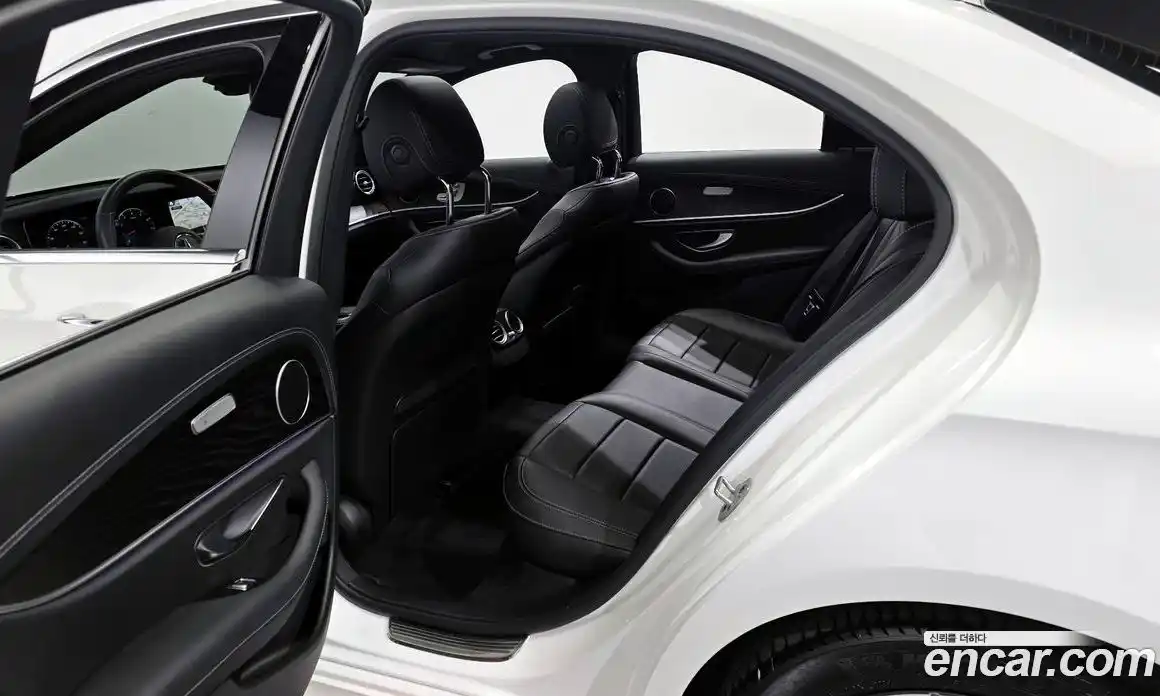 Mercedes-Benz E-Class 2023 2.0 гидро, фото 11