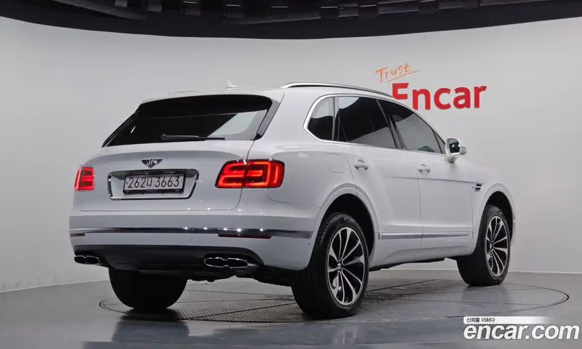 Bentley Bentayga 2019 4.0 гидро в Москве № 256628, фото 2