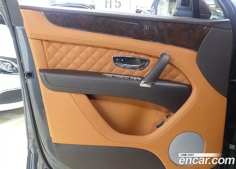 Bentley Bentayga 2017 6.0 гидро в Москве № 256654, фото 11