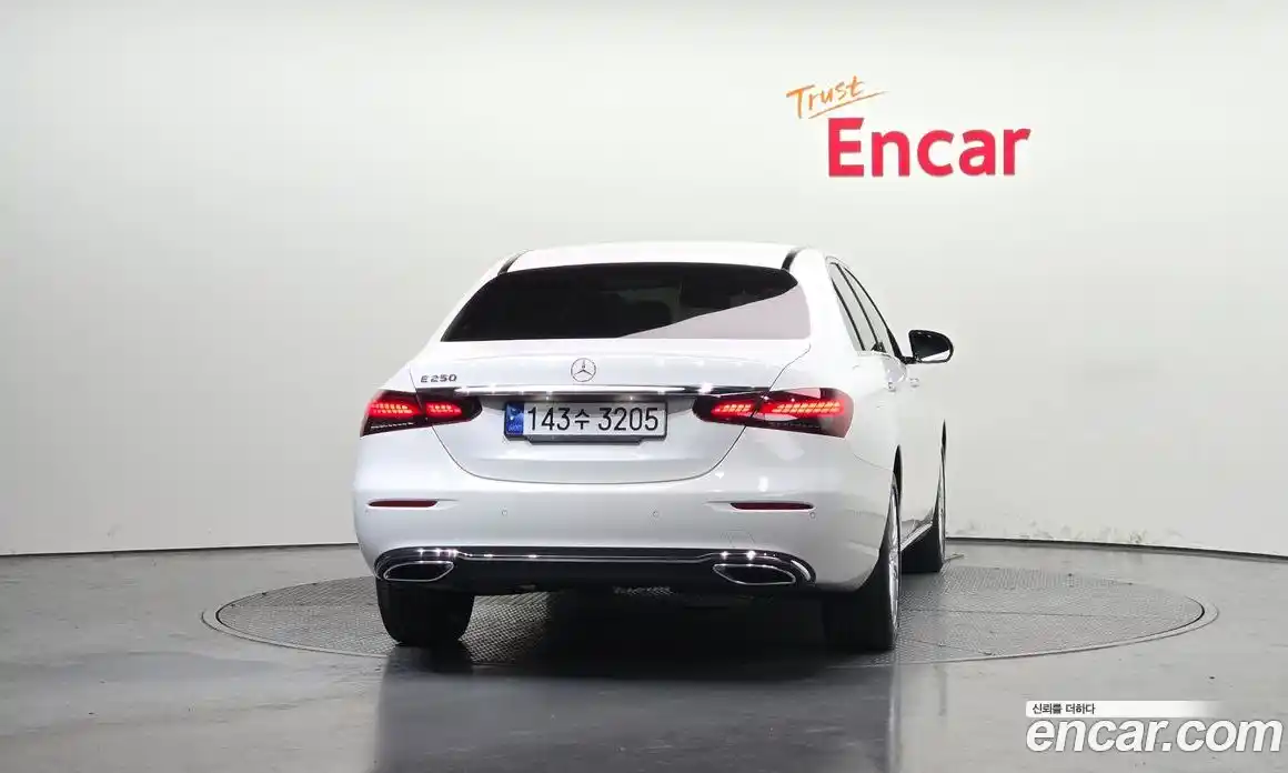 Mercedes-Benz E-Class 2023 2.0 гидро, фото 4