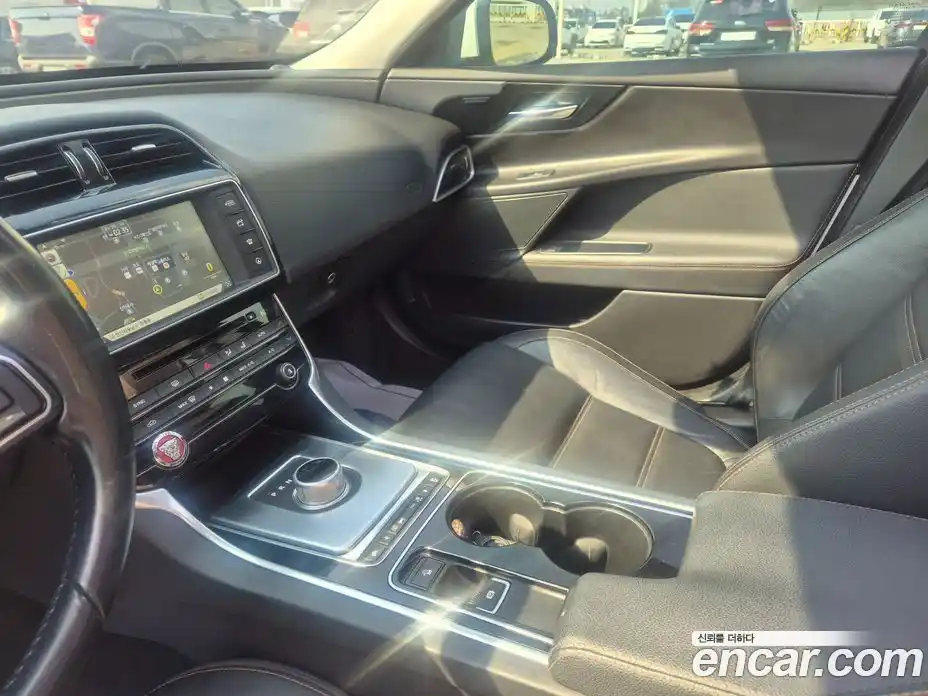 Jaguar XE 2015 2.0 гидро в Москве № 897289, фото 13