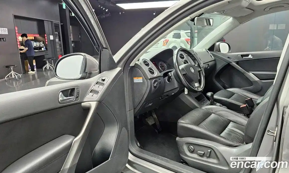 Volkswagen Tiguan 2009 2.0 гидро в Москве № 214446, фото 11