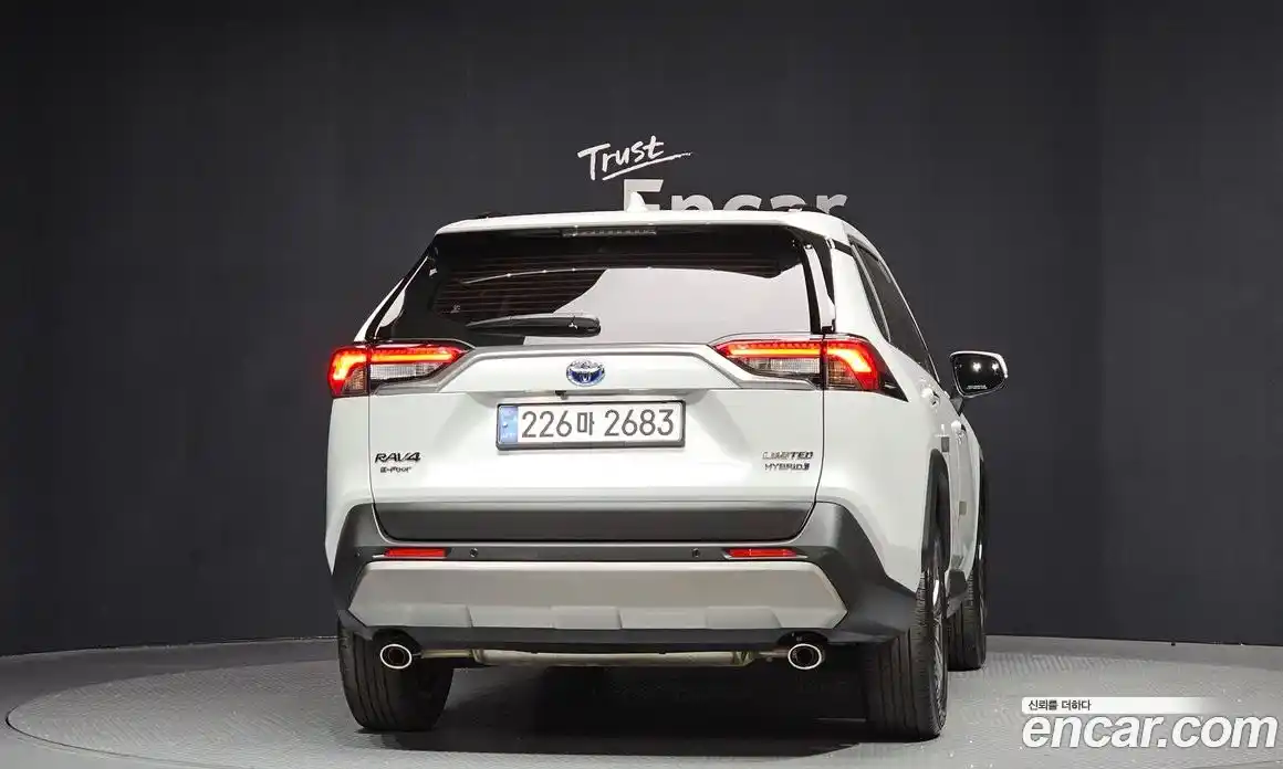 Toyota RAV4 2024 2.5 гидро в Москве № 279234, фото 4