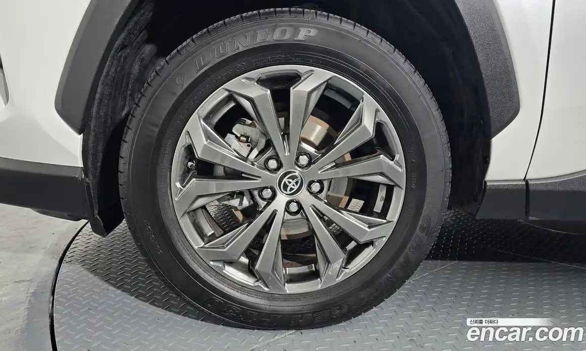 Toyota RAV4 2024 2.5 гидро в Москве № 584590, фото 5