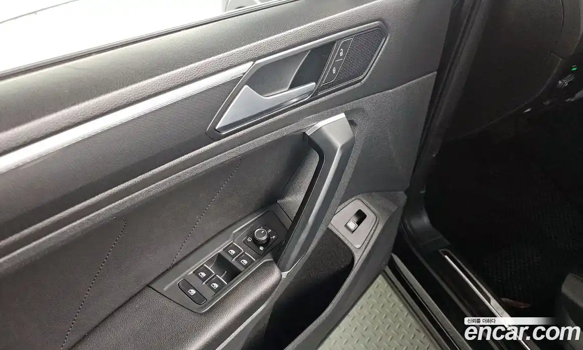 Volkswagen Tiguan 2018 2.0 гидро в Москве № 725151, фото 17