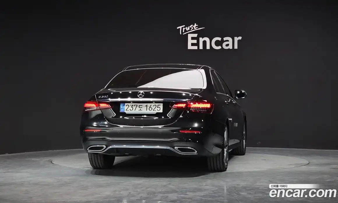 Mercedes-Benz E-Class 2023 2.0 гидро, фото 4