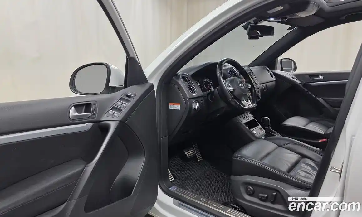 Volkswagen Tiguan 2015 2.0 гидро в Москве № 215163, фото 10