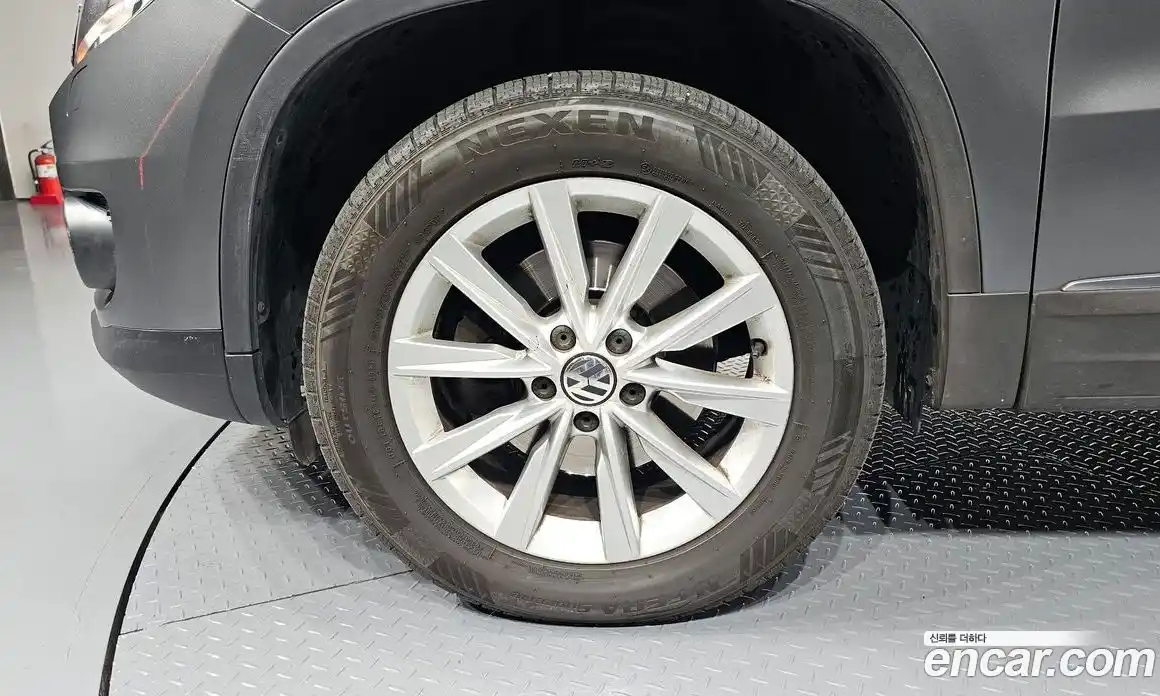 Volkswagen Tiguan 2015 2.0 гидро в Москве № 215165, фото 5