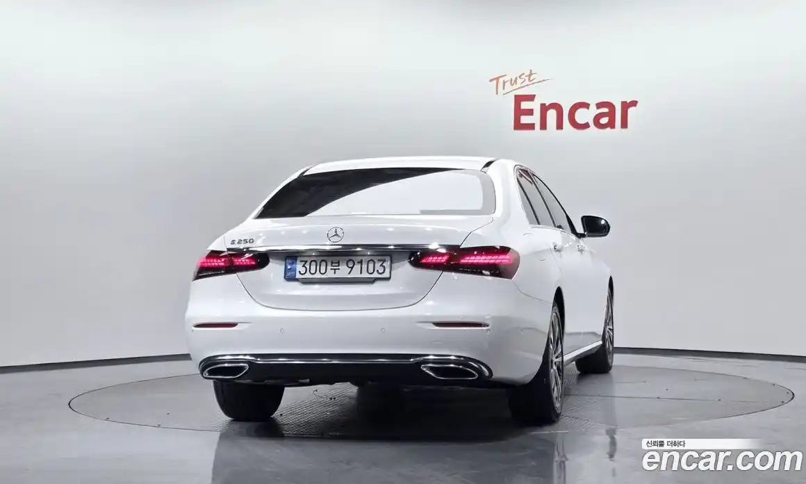 Mercedes-Benz E-Class 2022 2.0 гидро, фото 3