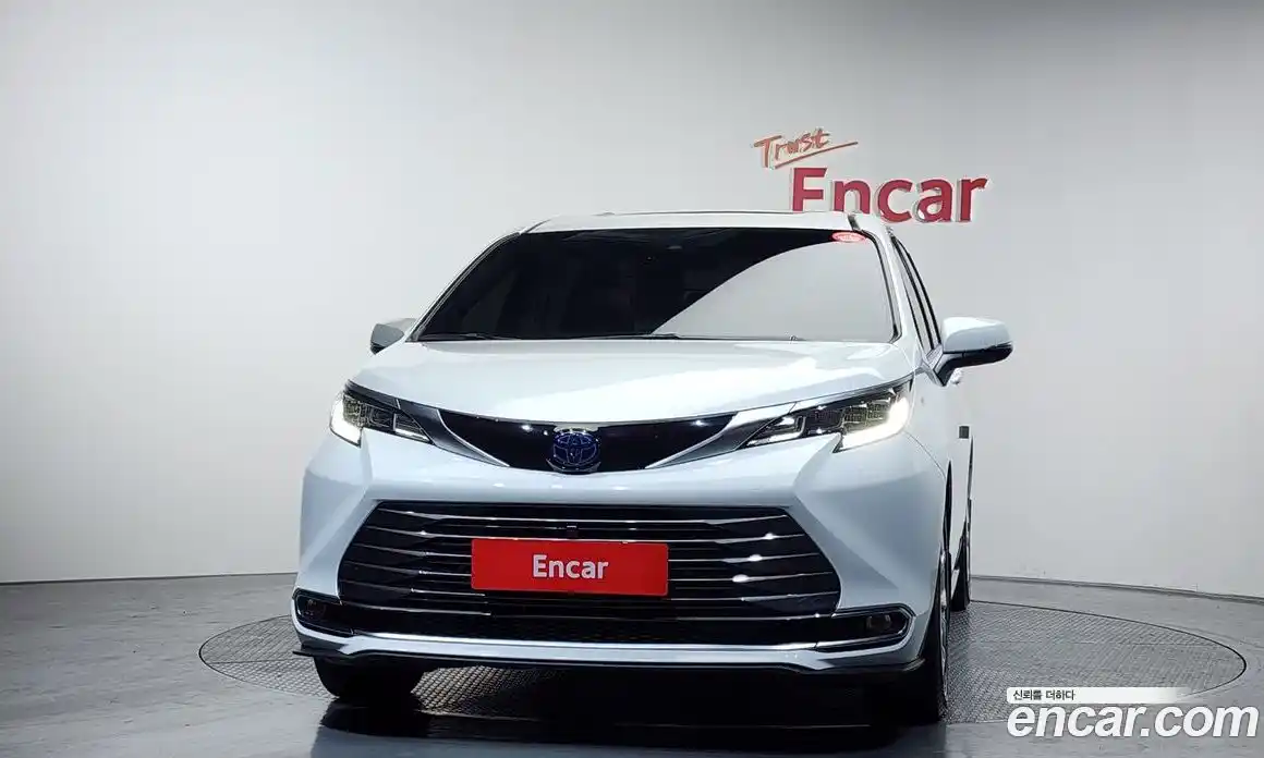 Toyota Sienna 2023 2.5 гидро в Москве № 535498, фото 3