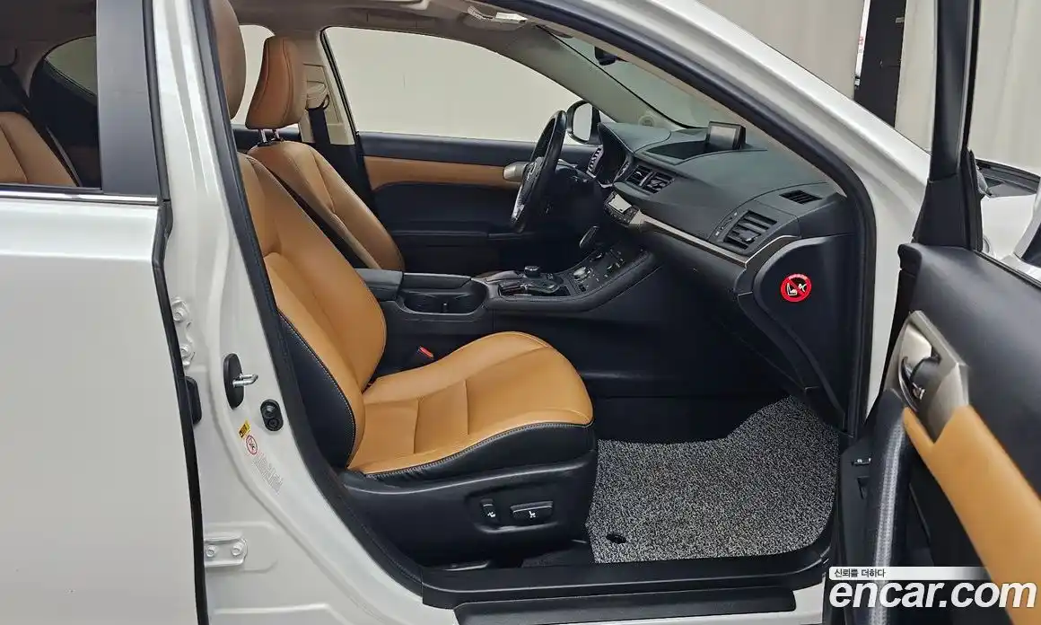 Lexus CT200h 2016 1.8 гидро в Москве № 975917, фото 11
