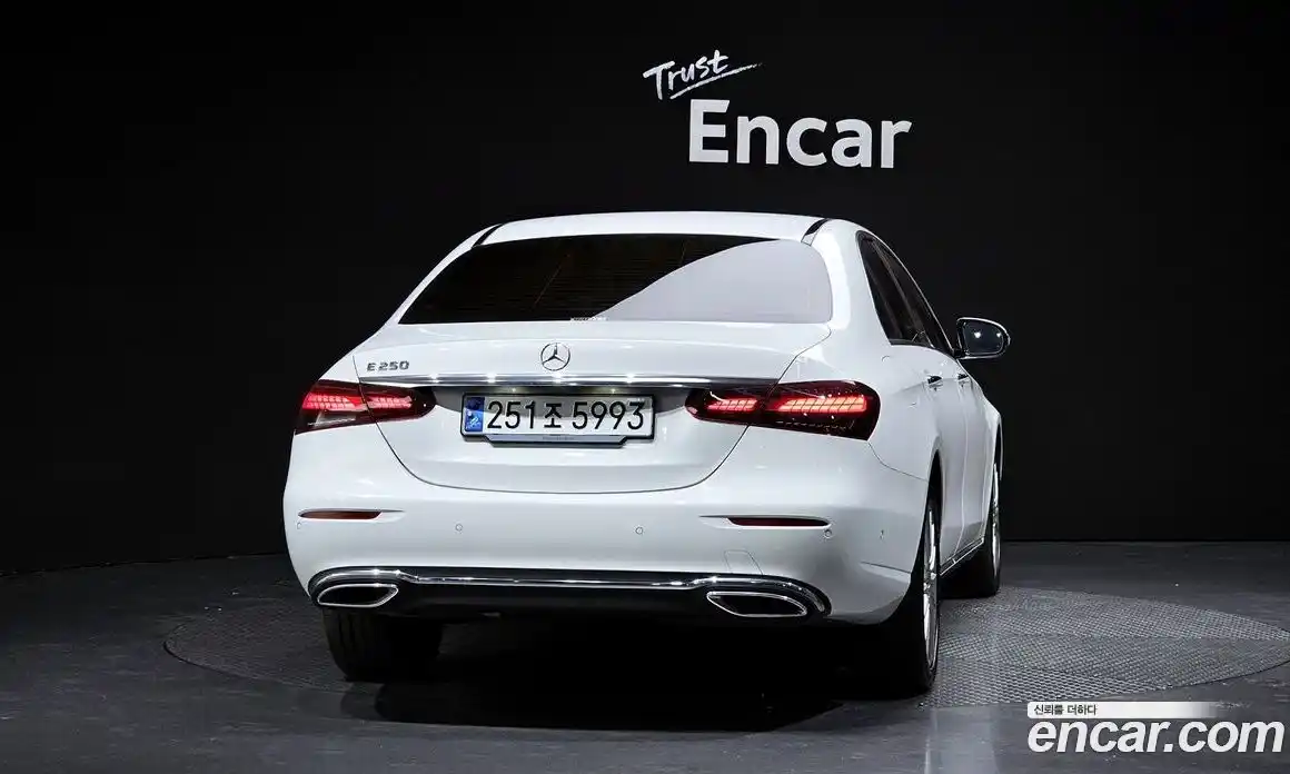 Mercedes-Benz E-Class 2023 2.0 гидро, фото 4