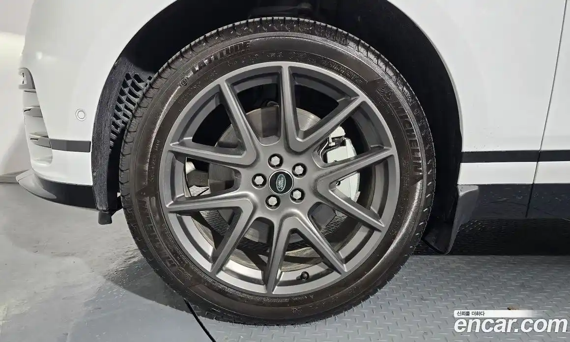 Land Rover Range-Rover Velar 2025 3.0 гидро в Москве № 824621, фото 4