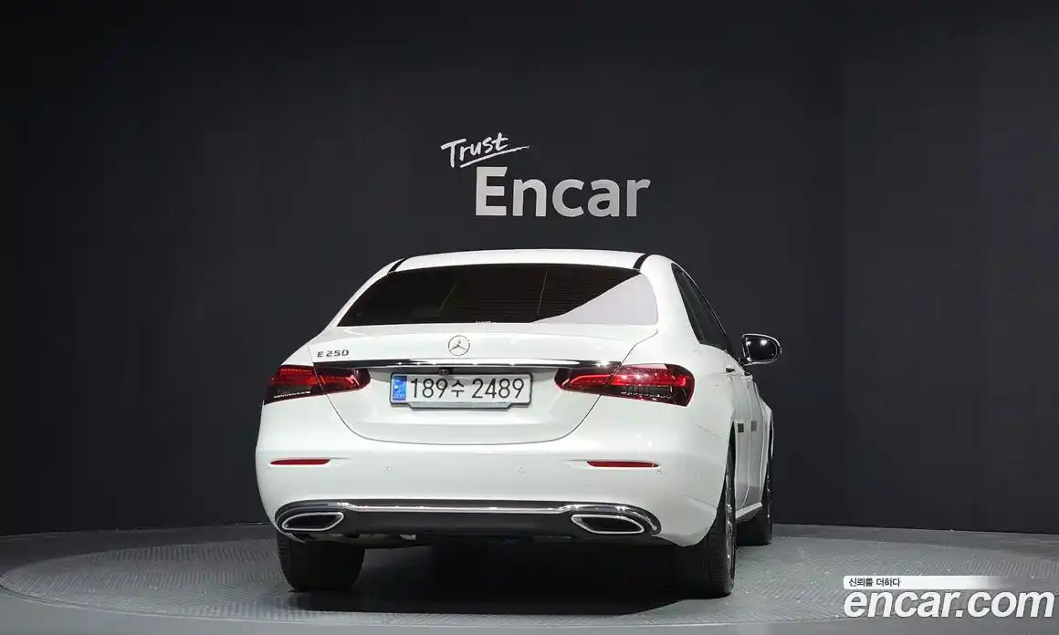Mercedes-Benz E-Class 2023 2.0 гидро, фото 4