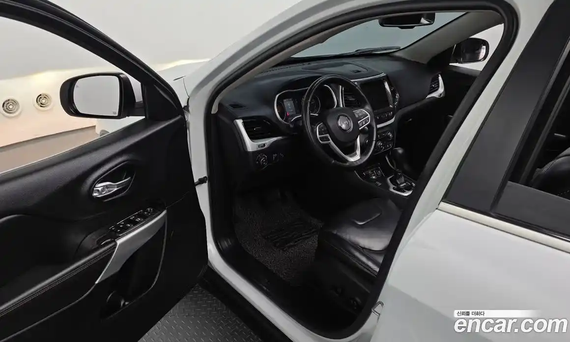 Jeep Cherokee 2017 2.4 гидро в Москве № 1015092, фото 11