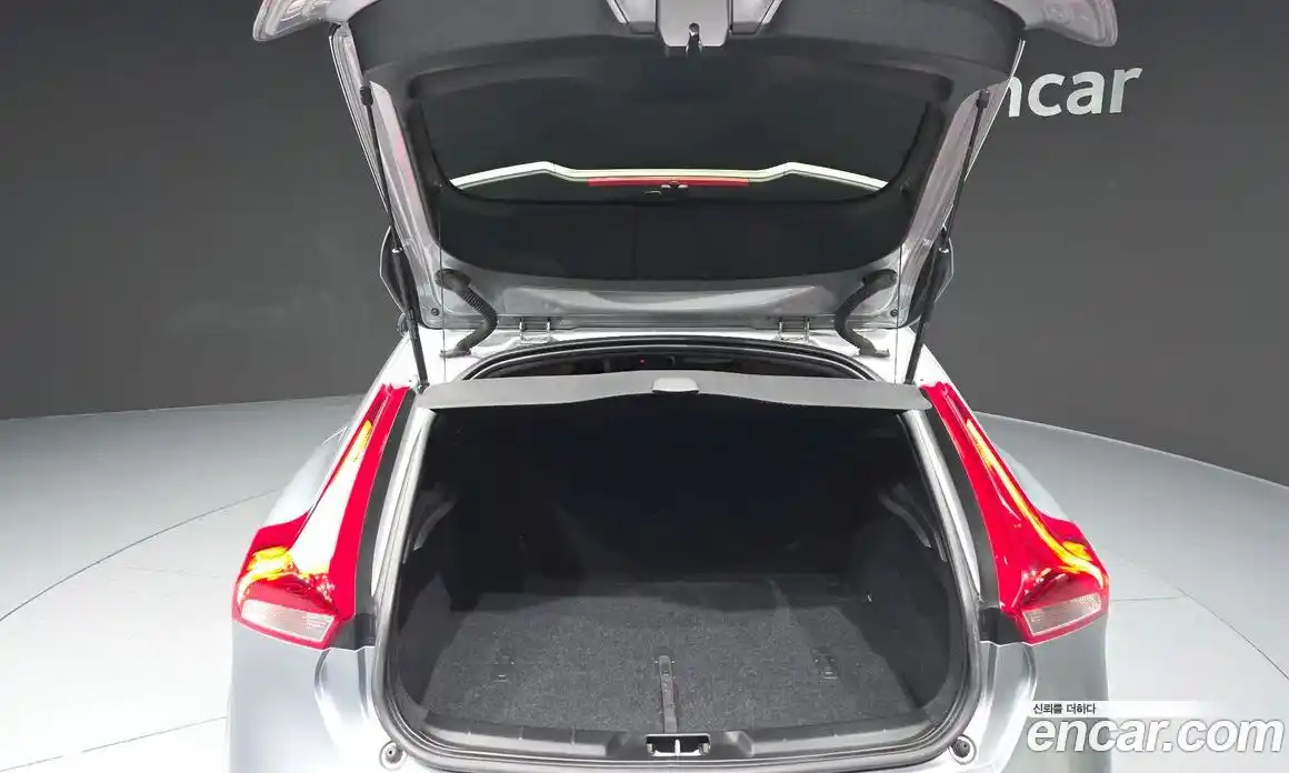 Volvo V40 2018 2.0 гидро в Москве № 749626, фото 20