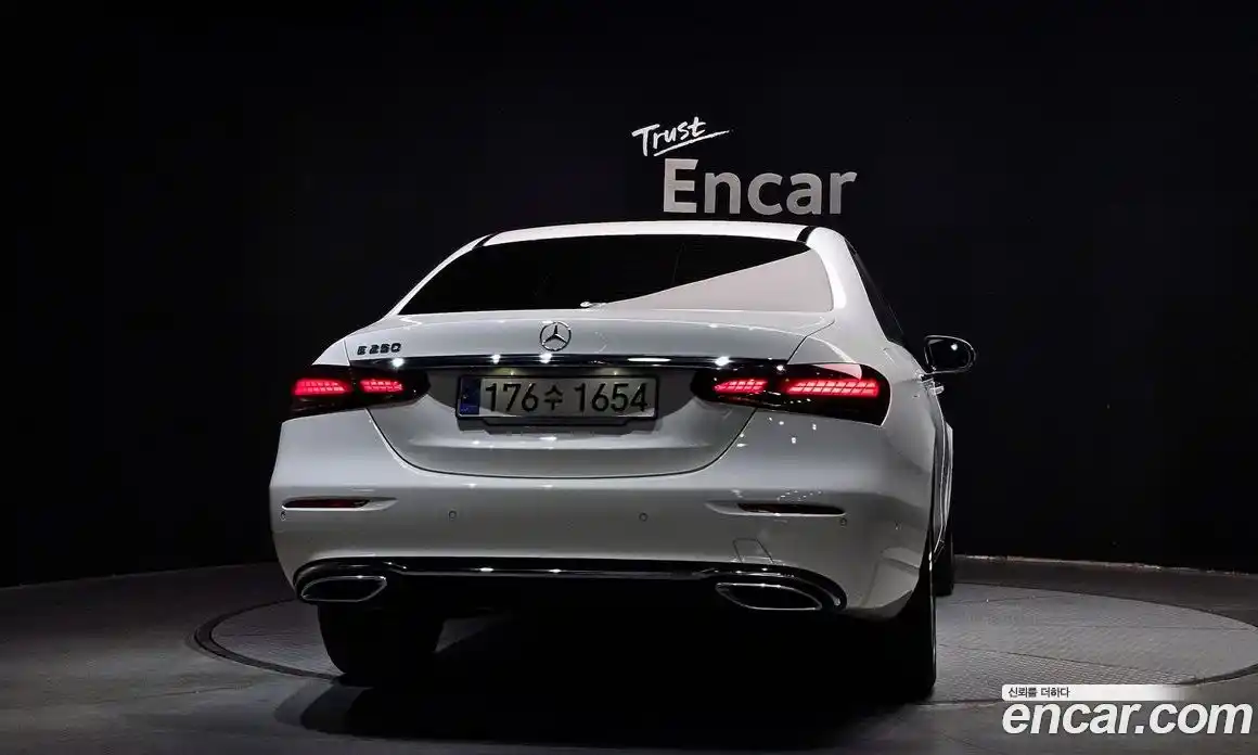 Mercedes-Benz E-Class 2023 2.0 гидро, фото 4