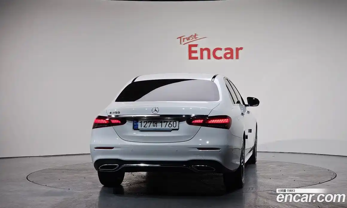 Mercedes-Benz E-Class 2023 2.0 гидро, фото 4