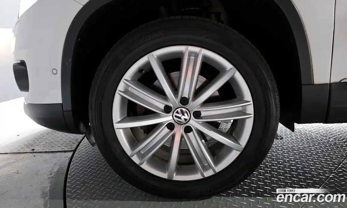 Volkswagen Tiguan 2015 2.0 гидро в Москве № 215313, фото 5