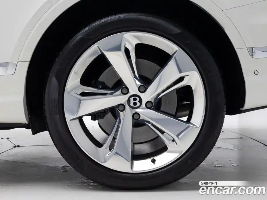 Bentley Bentayga 2025 4.0 гидро в Москве № 864244, фото 5