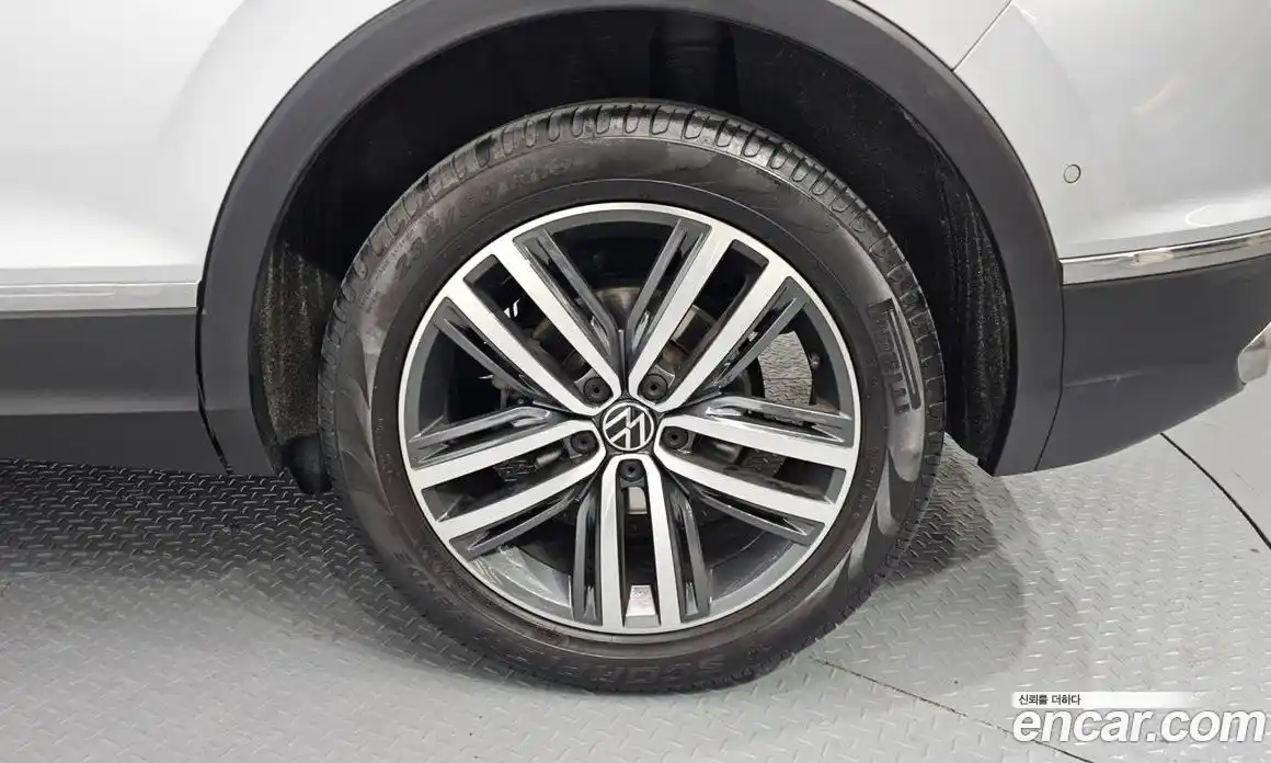 Volkswagen Tiguan 2023 2.0 гидро в Москве № 896023, фото 5