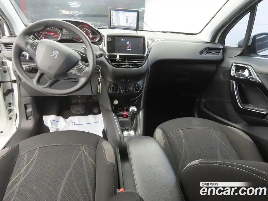 Peugeot 208 2015 1.4 гидро в Москве, фото 7