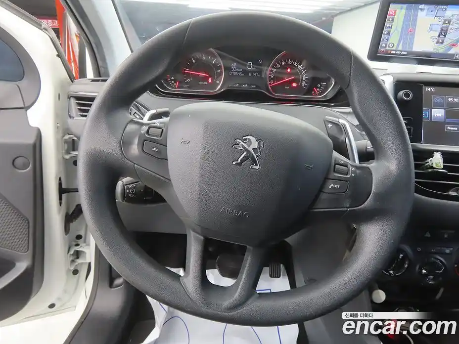 Peugeot 208 2015 1.4 гидро в Москве, фото 8