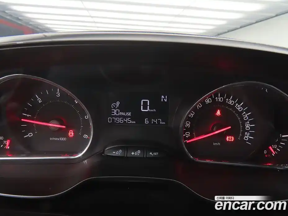Peugeot 208 2015 1.4 гидро в Москве, фото 9