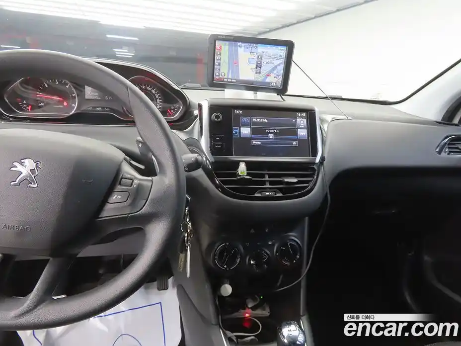 Peugeot 208 2015 1.4 гидро в Москве, фото 10