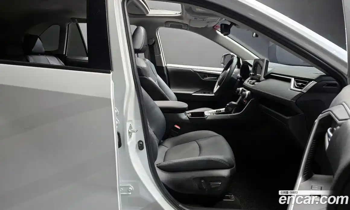 Toyota RAV4 2023 2.5 гидро в Москве № 232807, фото 10