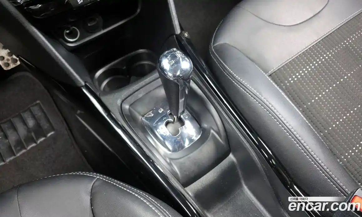 Peugeot 2008 2016 1.6 гидро в Москве № 256259, фото 9