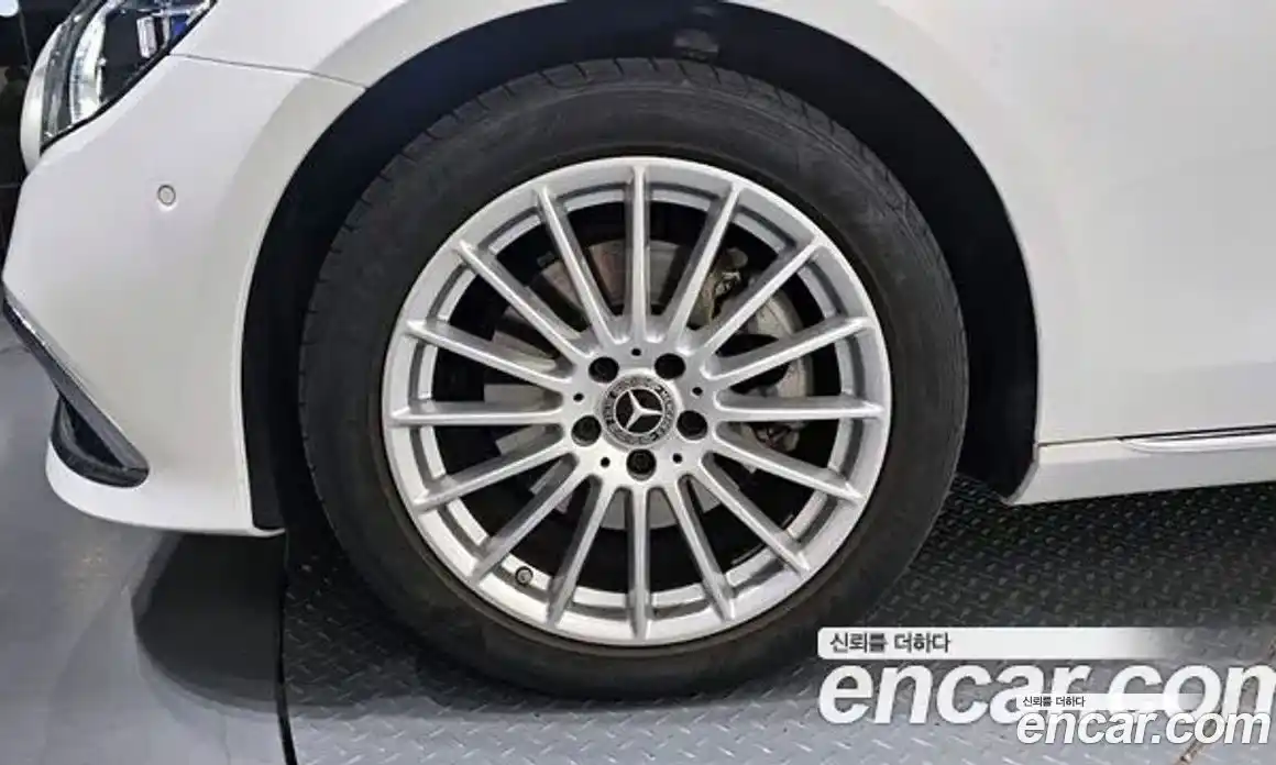 Mercedes-Benz E-Class 2023 2.0 гидро, фото 5