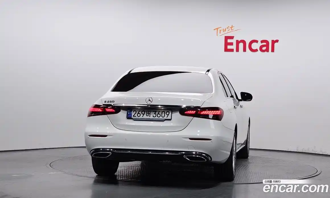 Mercedes-Benz E-Class 2023 2.0 гидро, фото 4